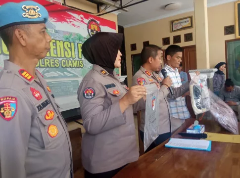 Dalam Konferensi Pers Kapolres Ciamis AKBP Tony Prasetyo Yudhangkoro mengatakan Cinta Segitiga Jadi Motif Pelaku Penggorokan Siswi di Ciamis, Foto : Husen Maharaja