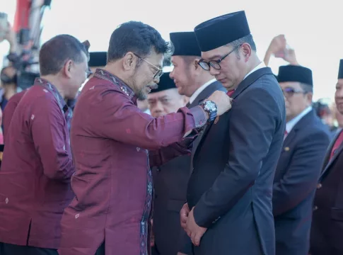 Gubernur Jawa Barat Ridwan Kamil menerima Tanda Kehormatan Satyalencana Wira Karya dari Presiden Republik Indonesia Joko Widodo. Bertempat di Lapangan Udara Sutan Sjahrir, Kota Padang, Sumatra Barat