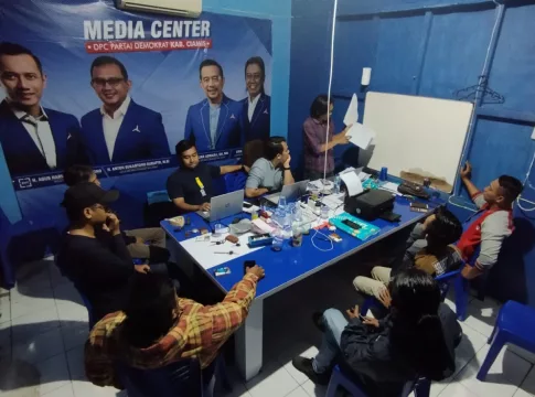 Wakil Ketua Bapilu DPC Demokrat Ciamis Adi Nurdiana Memberi Pengarahan Kepada Kader Koordinator Kader Mileniar di Kantor DPC Demokrat Ciamis