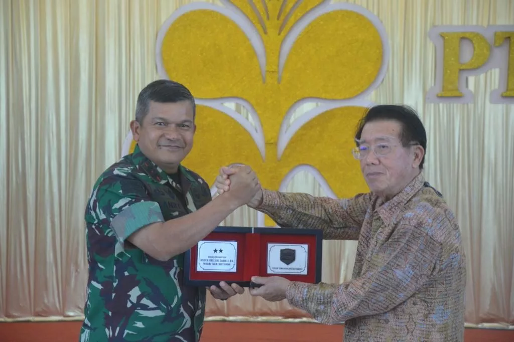 Pangdam I/BB, Mayjen TNI A Daniel Chardin, SE, MSi, meninjau pembuatan tembakau putih ke PT STTC (Sumatera Tobacco Trading Company) sekaligus memberikan cindramata keoada keluarga pengelola.