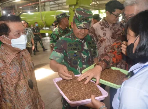 Pangdam I/BB, Mayjen TNI A Daniel Chardin, SE, MSi, meninjau pembuatan tembakau putih ke PT STTC (Sumatera Tobacco Trading Company) sekaligus memberikan cindramata keoada keluarga pengelola.