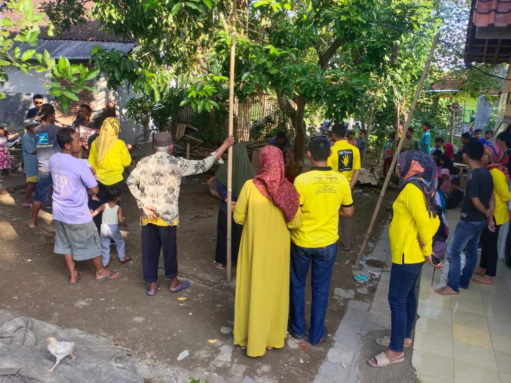 Warga melaksanakan pemotongan hewan kurban pemberian dari Anggota Komisi XI DPR RI Dapil Jabar X, Agun Gunandjar Sudarsa.