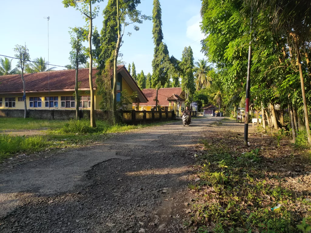 Kondisi Jalan Rusak di Dusun Panghauran Desa Sindangsari Kecamatan Banjarsari Kabupaten Ciamis Depan Sekolah Dasar (SD) Negeri