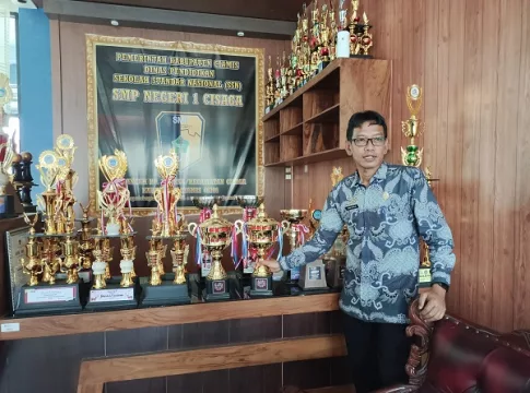 Kepala Sekolah SMPN 1 Cisaga Kabupaten Ciamis, Ujang Solihat Muslih, terus berupaya mendorong prestasi siswa dan membangun kerjasama yang erat antara siswa, orang tua, dan petugas sekolah. Foto : Fauza