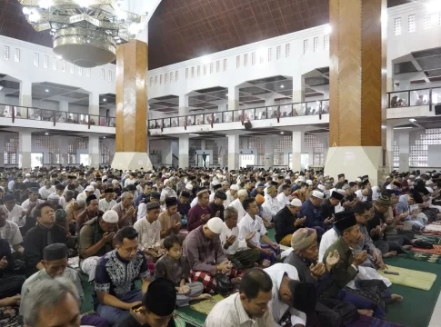 Ribuan Umat Islam Kota Tasikmalaya Melaksanakan shalat sunnat idul Adha 1444 H di Masjid Agung Tasikmalaya (fokusjabar/Seda)