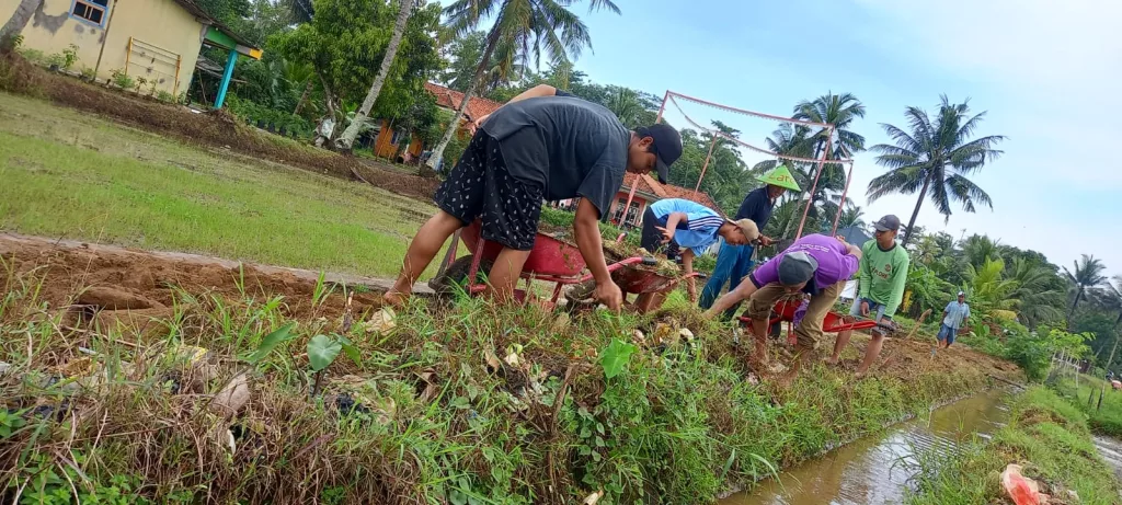 Pemuda Lare Terbis melakukan inisiatif pembenahan mandiri, dan modal untuk beli tanah juga mandiri sukarela dari para petani dan pemuda Lare Terbis.