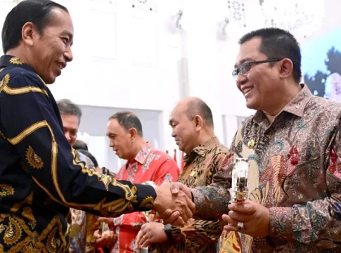 Presiden RI Joko Widodo menyerahkan penghargaan TPID Berprestasi kepada Bupati Tasikmalaya Ade Sugianto.