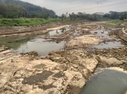 Akibat musim kemarau, debit air Sungai Citanduy di Kota Banjar, Jawa Barat menyusut.