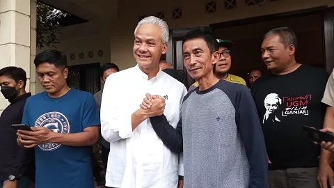 Bakal calon presiden RI 2024, Ganjar Pranowo bersama Ketua DPC PDIP Kota Banjar di Goest House Popi Banjar, Beliau Beri Pesan ntuk Warga Jangan Lupan Bahagia. Foto: Budiana Martin