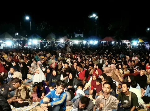 Ribuan warga sangat antusias menonton pergelaran wayang golek yang digelar oleh Ganjar Pranowo (Kang Ganjar), bacapres yang berpasangan dengan Moch. Mahfud MD. Bertempat di Lapangan Desa Sukaraja, Kecamatan Sindangkasih, Kabupaten Ciamis Rabu, (25102023)