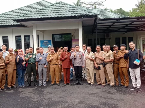 FOTO bersama Camat Sukadana, unsur Desa, masyaeakat dan Petugas P3DW Ciamis usai kegiatan Sardencis di Halaman Kantor Kecamatan Sukadana Ciamis