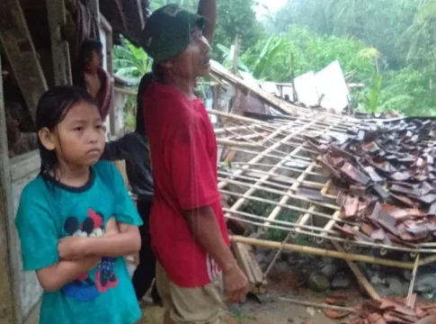 Rumah milik Ridwan warga Dusun Sukajadi Desa Hegarmanah Kecamatan Cidolog Kabupaten Ciamis, Jawa Barat  ambruk.