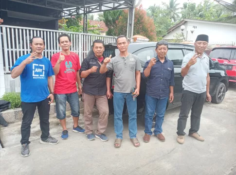 Keterangan Foto: Foto bersama Legenda pengusaha tahu Ciamis Dadang Iskandar (Tengah Baju Abu) Bersama perwakilan paguyuban pengusaha Tahu Ciamis di Depan Kantor DPC Demokrat Kabupaten Ciamis