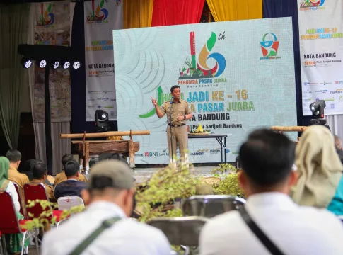 Sekretaris Daerah Kota Bandung, Ema Sumarna saat menghadiri Hari Jadi ke-16 Perumda Pasar Juara Kota Bandung di Pasar Sarijadi Kota Bandung Jabar Senin (4/12/2023)