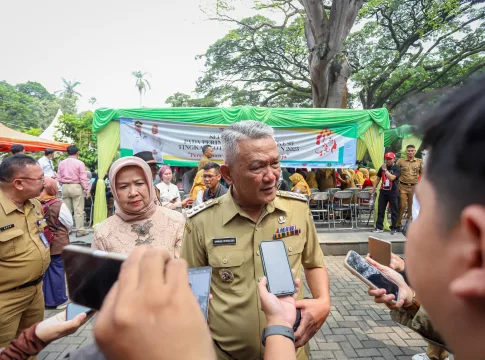 Pj Wali Kota Bandung, Bambang Tirtoyuliono Bersama Kepala Dinas Pemberdayaan Perempuan dan Perlindungan Anak (DP3A) Kota Bandung, Uum Sumiati Pada Acara Peringatan Hari Ibu di Taman Dewi Sartika Kota Bandung Jabar Senin (18/12/2023). FOTO: Yusuf Mugni