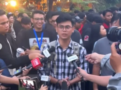 Guru Viral Pangandaran Husein Ketika Diwawancara Oleh Beberapa Wartawan. Foto : Istimewa