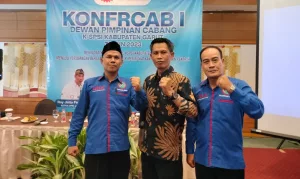 Wakil Sekretaris DPC Partai Demokrat, Budi Rahadian (tengah)