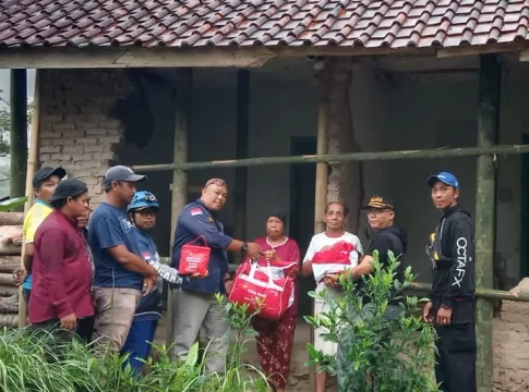 Pemkab Ciamis melalui Penasehat FK Tagana Ade Deni saat menyerahkan bantuan kepada Wardi. FOTO: Husen