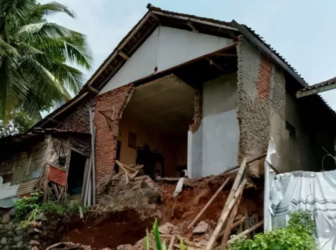 Ketpot: Rumah milik warga di Desa Sumberjaya Kecamatan Cihaurbeti, Kabupaten Ciamiz rawan terseret longsor