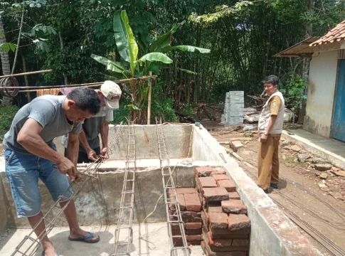 Ketpot: Kedes Mangkubumi Ali Muhidin saat berada di lokasi pembangunan rumah milik Eman Sulaeman yang ambruk. Foto: Husen