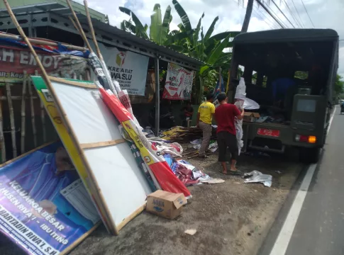 Satpol PP Lakukan Penertiban Ratusan APK di Banjarsari Ciamis. FOTO: Sajidin