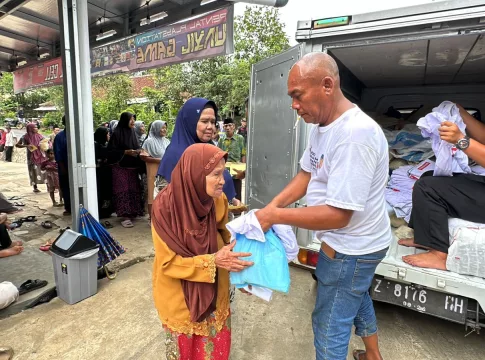 Keterangan foto: Endang Juta pengusaha asal Tasikmalaya saat bagikan paket sembako (istimewa).