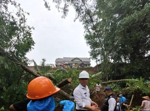 Keterangan foto: Kepala Desa Sukawening Ciamis Hendi Hermawan bersama masyarakat saat membersihan sisa pohon tumbang yang menutup aliran sungai Cisepet (istimewa).