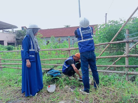 Ketfot: Pemasangan PJU Tenaga Surya di jalan utama masuk Pondok Pesantren Miftahul Huda Al Husna Tasikmalaya (fokusjabar/Seda)