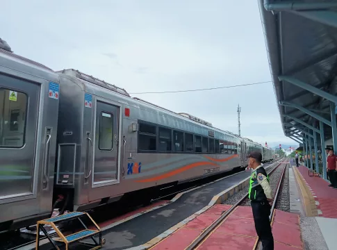 Kereta Api Argo Wilis Saat Berhenti di Stasiun KAI Tasikmalaya (fokusjabar/Seda)