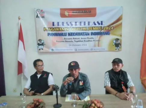 Ket foto : Ketua Panwas Kec.Indihiang Iwan Ridwan Menjelaskan Strategi Pengawasan Logistik Pemilu (fokusjabar/Seda)