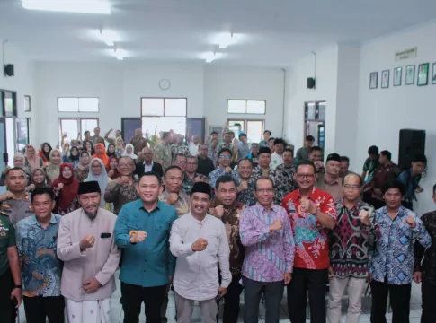 Ket foto : Sesi foto bersama saat Musrenbang Kecamatan Purbaratu Kota Tasikmalaya (fokusjabar/Seda)