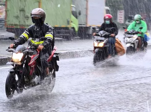 berkendara di musim hujan