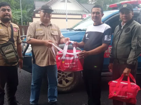 Ketpot: Pemkab Ciamis melalui Dimas Sosial saat membagikan logistik kedaruratan kepada warga yang terdampak musibah bencana alam