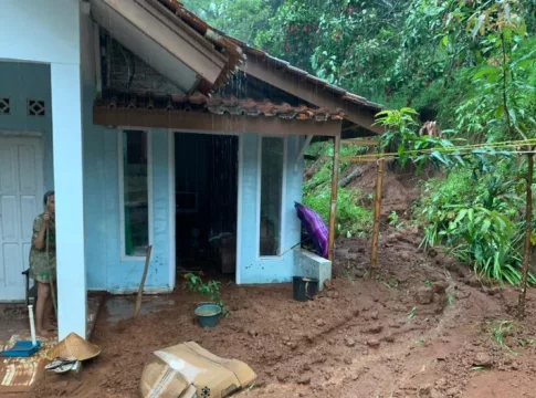 Ketpot: Rumah milik Aji Supwagaputra warga Desa Bojonggedang Kecamatan Rancah Kabupaten Ciamis Tertimpa Material Longsor