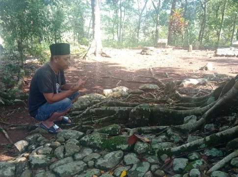 Ketpot: Salah seorang warga sedang berdoa di lokasi makam Eyang Rani dan tunggul batang pohon Tikukuran pasca tumbang diterjang angin kencang