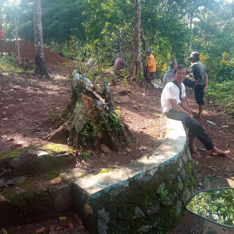 Ketpot: Salah seorang warga sedang berdoa di lokasi makam Eyang Rani dan tunggul batang pohon Tikukuran pasca tumbang diterjang angin kencang