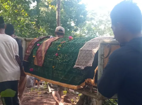 Keterangan Foto: Pemakaman Ny Heni Warga Sukaharja Ciamis hang meninggal karena Demam Berdarah. Foto: Husen Maharaja