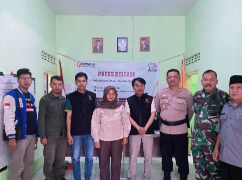 Ket foto : Jajaran Panwascam Kawalu Kota Tasikmalaya saat Press Release di Sekretariat (fokusjabar/Seda)