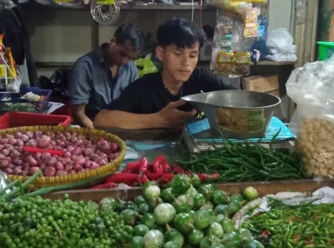 Ketpot: Harga Cabe Merah dan Telor di Pasar Manis Ciamis yang mengalami kenaikan harga nya