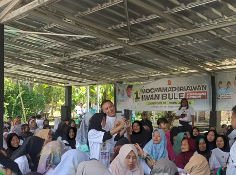 Keterangan foto: antusias Ibu-ibu di Ciamis saat berswafoto bersama Iwan Bule (Fauza).