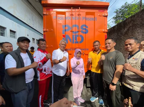 Keterangan Foto: Ketua KPU Kota Bandung Wenti Frihadianti Bersama Pj Wali Kota Bandung Bambang Tirtoyuliono Saat Melepas Pendistribusian Logistik Pemilu Tiap Kecamatan di Gudang Penyimpanan Logistik KPU Kota Bandung Jalan Ibrahim Adjie kota Bandung Jabar, Jumat (2/2/2024).