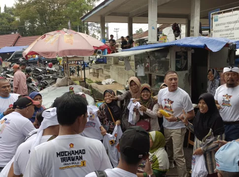 Keterangan foto: Iwan Bule saat berkunjung ke Pasar Manis Ciamis (Fauza).