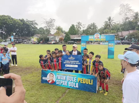 Keterangan foto: Iwan Bule saat memberikan bantuan uang pembinaan secara simbolis kepada 10 SSB di Ciamis (Fauza).