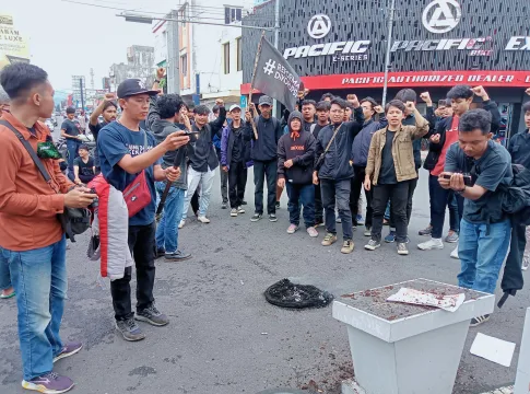 Ket foto : Aksi Mahasiswa Yang Tergabung dalam Aliansi Jaga Demokrasi (AJD) di Kota Tasikmalaya, Menuntut Pemakzulan Presiden Jokowi (fokusjabar/Seda)