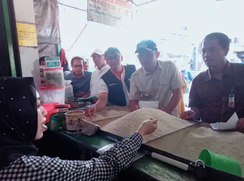 Ket foto : Pj Walikota Tasikmalaya Cheka Virgowansyah Mendatangi Pedagang Beras di Pasar Cikurubuk Tasikmalaya (fokusjabar/Seda)