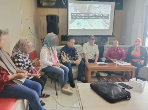 Keterangan foto: 3 orang saksi termasuk pelapor saat memberikan keterangan bersama kuasa hukum dalam konferensi pers (Fauza).