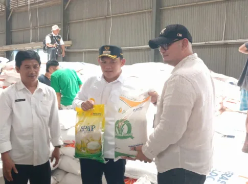 Ket foto : Penjabat Walikota Tasikmalaya Cheka Virgowansyah Bersama Rombongan Sidak Ke Gudang Bulog di Kawasan Mangkubumi (fokusjabar/Seda)