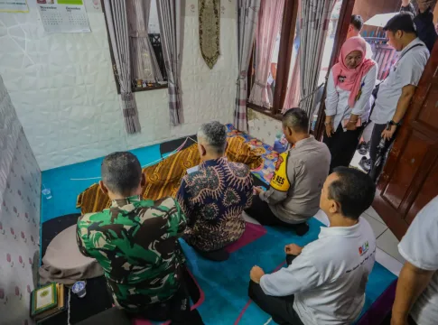 Pj Wali Kota Bandung Bambang Tirtoyuliono Bersama Forkopimda Saat Bertakziah Ke Kediaman Almarhum Eri Fajar Nugraha di Kelurahan Jatisari, Kecamatan Buahbatu, Kota Bandung Jabar Rabu (2122024)