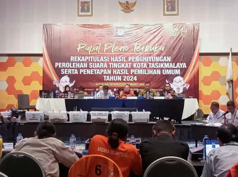 Ket foto : Rapat Pleno Terbuka Rekapitulasi Hasil Penghitungan Suara Pemilu Serentak 2024 Tingkat Kota Tasikmalaya (fokusjabar/Seda)