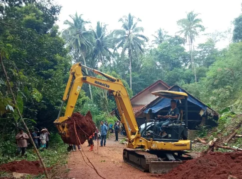 Ketpot: Kejadian Tebing Longsor yang terjadi di Desa Darmacaang sedang dibersihkan